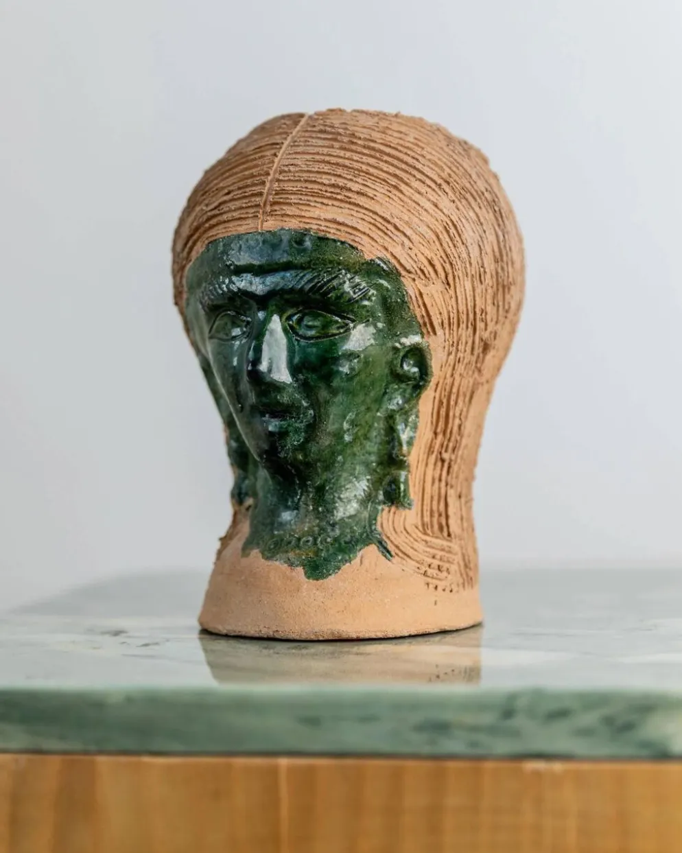Vase en céramique vintage des années 1980, forme de tête sculpturale avec visage émaillé vert, objet d’art en terre cuite