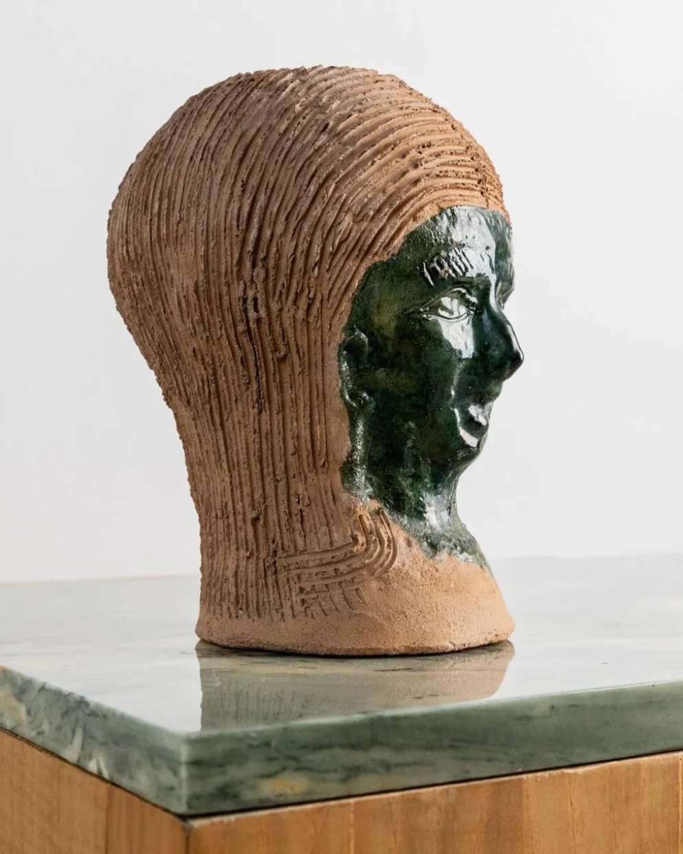 Vase en céramique vintage des années 1980, forme de tête sculpturale avec visage émaillé vert, objet d’art en terre cuite