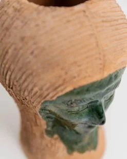 Vase en céramique vintage des années 1980, forme de tête sculpturale avec visage émaillé vert, objet d’art en terre cuite