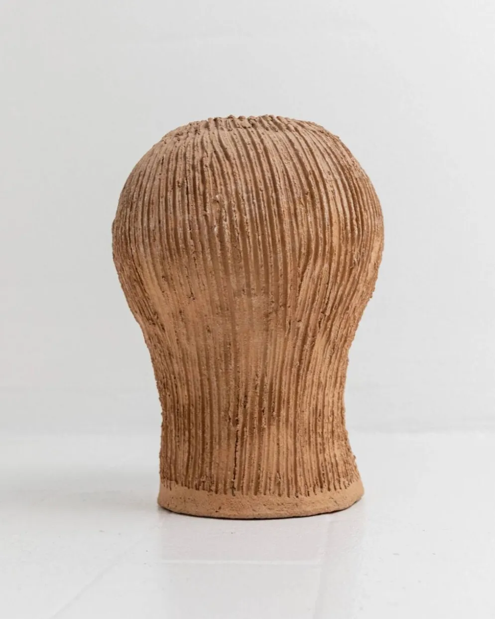 Vase en céramique vintage des années 1980, forme de tête sculpturale avec visage émaillé vert, objet d’art en terre cuite