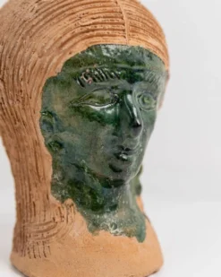 Vase en céramique vintage des années 1980, forme de tête sculpturale avec visage émaillé vert, objet d’art en terre cuite