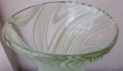 Vase en verre à liseré vert