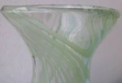 Vase en verre à liseré vert