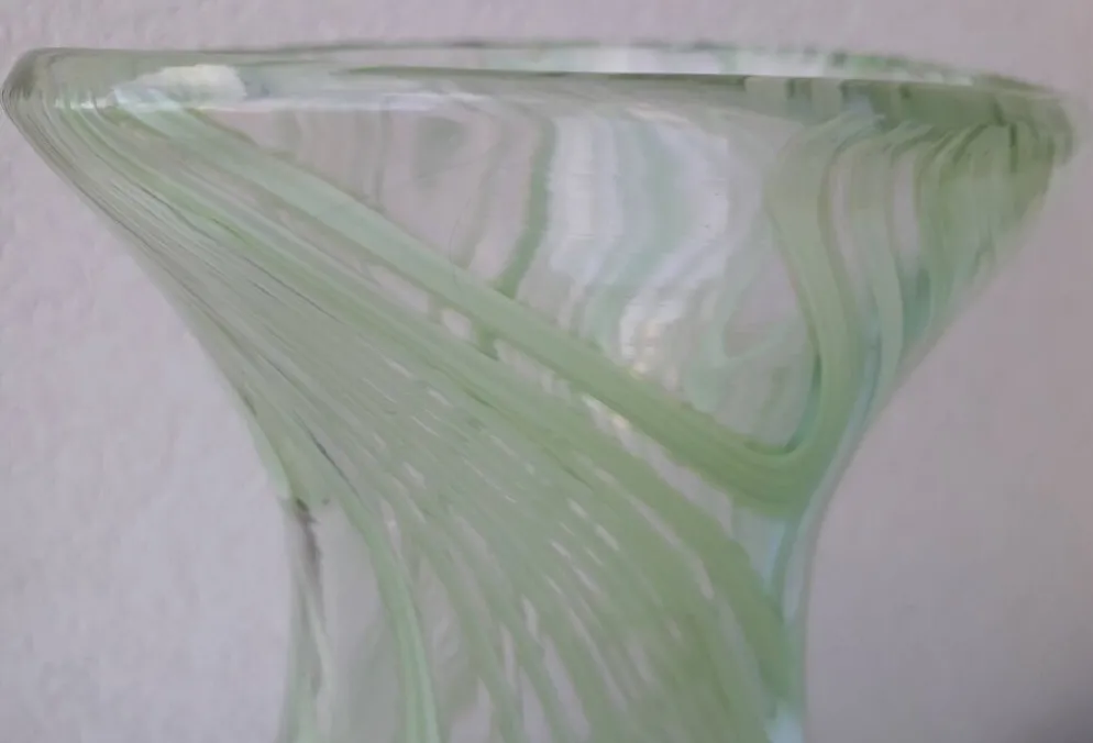 Vase en verre à liseré vert