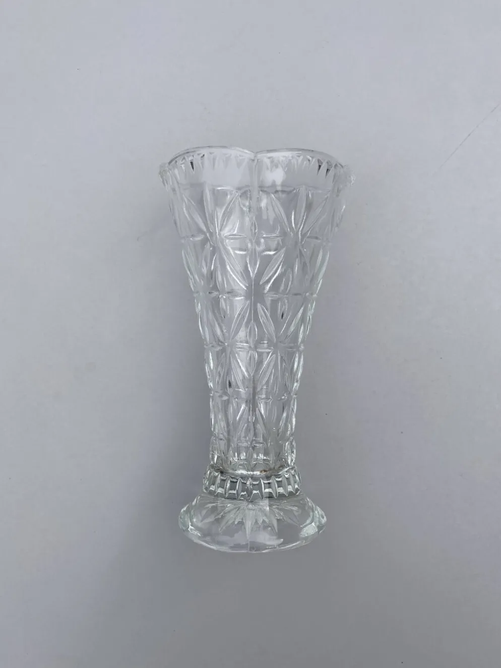 Vase en verre moulé vintage années 60-70, décor géométrique