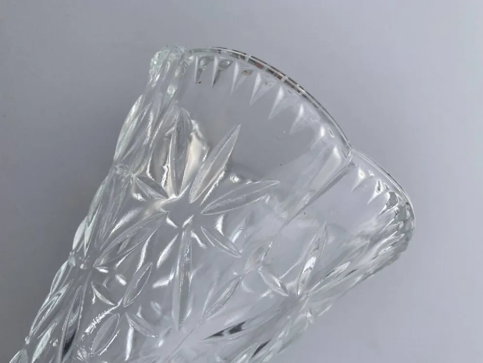 Vase en verre moulé vintage années 60-70, décor géométrique