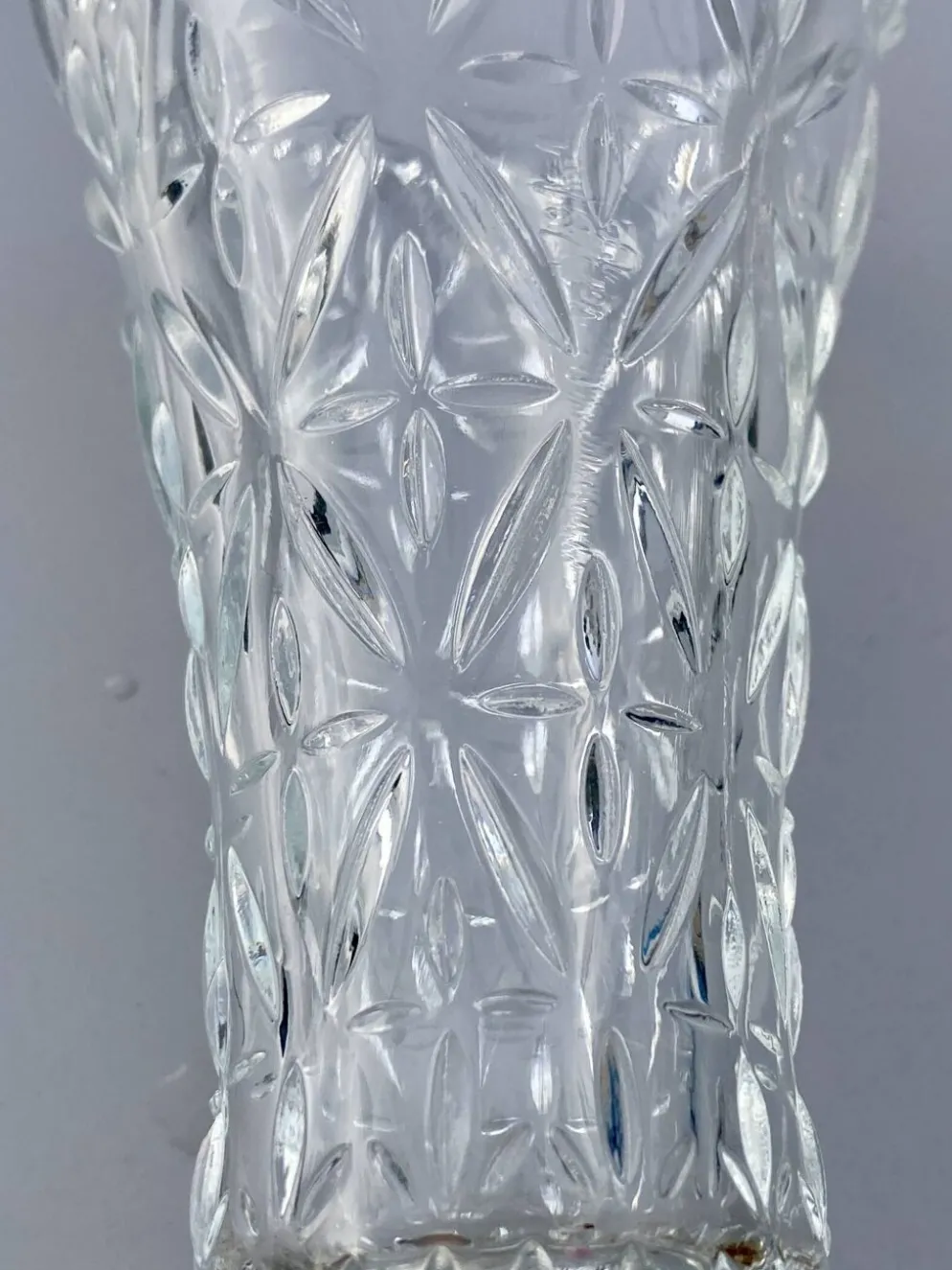 Vase en verre moulé vintage années 60-70, décor géométrique