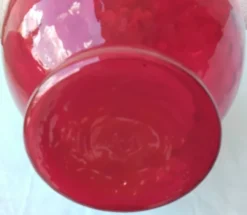Vase en verre rouge