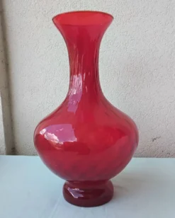Vase en verre rouge