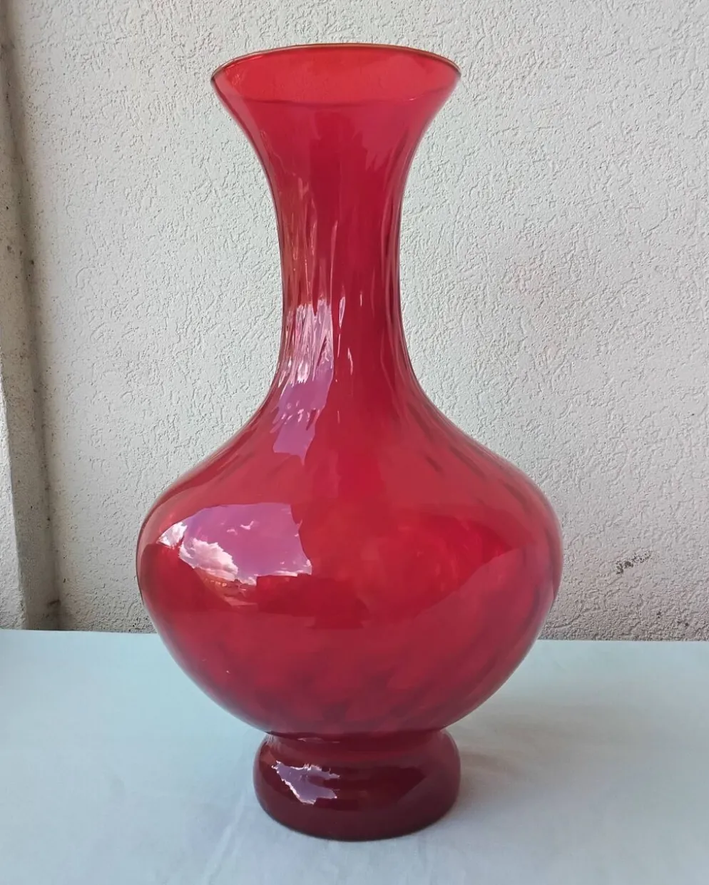 Vase en verre rouge