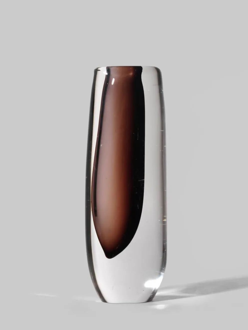Vase en verre Sommerso de Vicke Lindstrand en clair et marron, années 1960, signé.