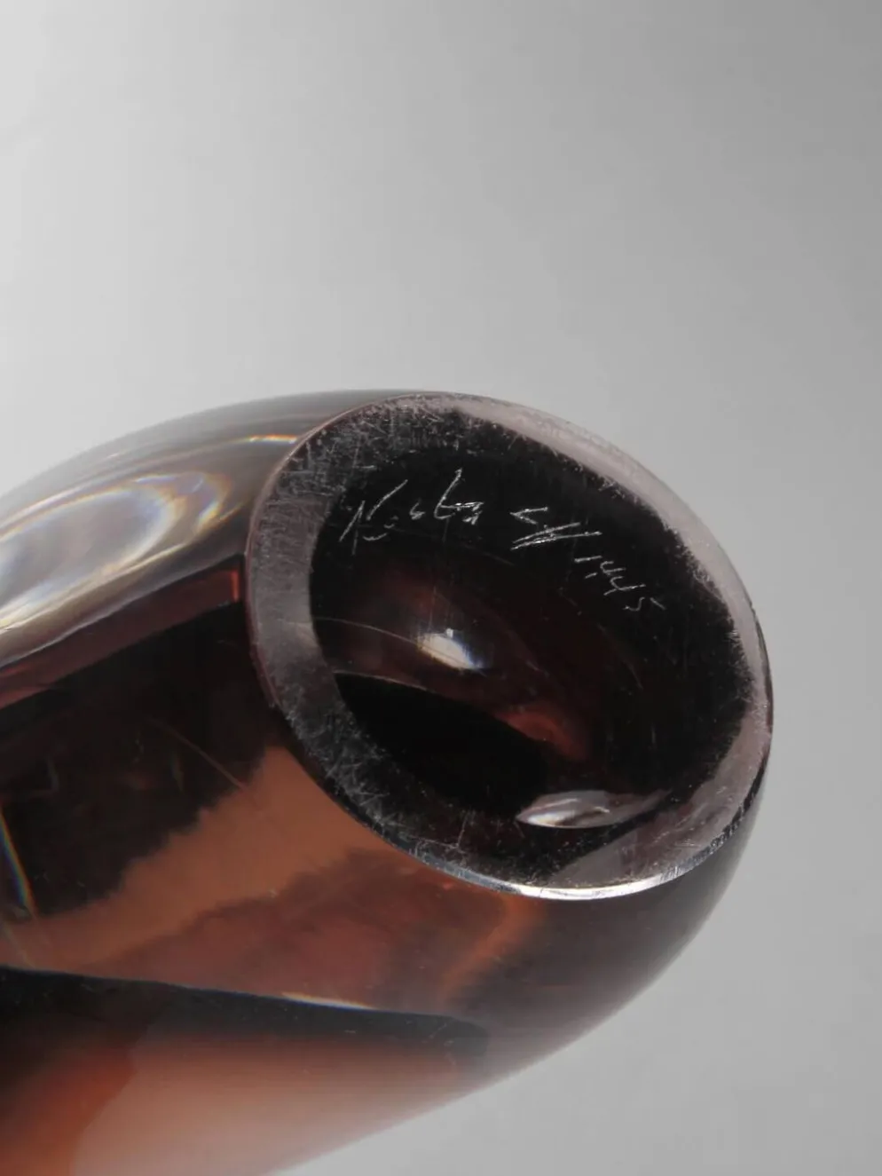 Vase en verre Sommerso de Vicke Lindstrand en clair et marron, années 1960, signé.