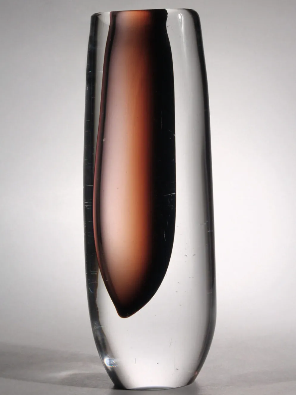 Vase en verre Sommerso de Vicke Lindstrand en clair et marron, années 1960, signé.