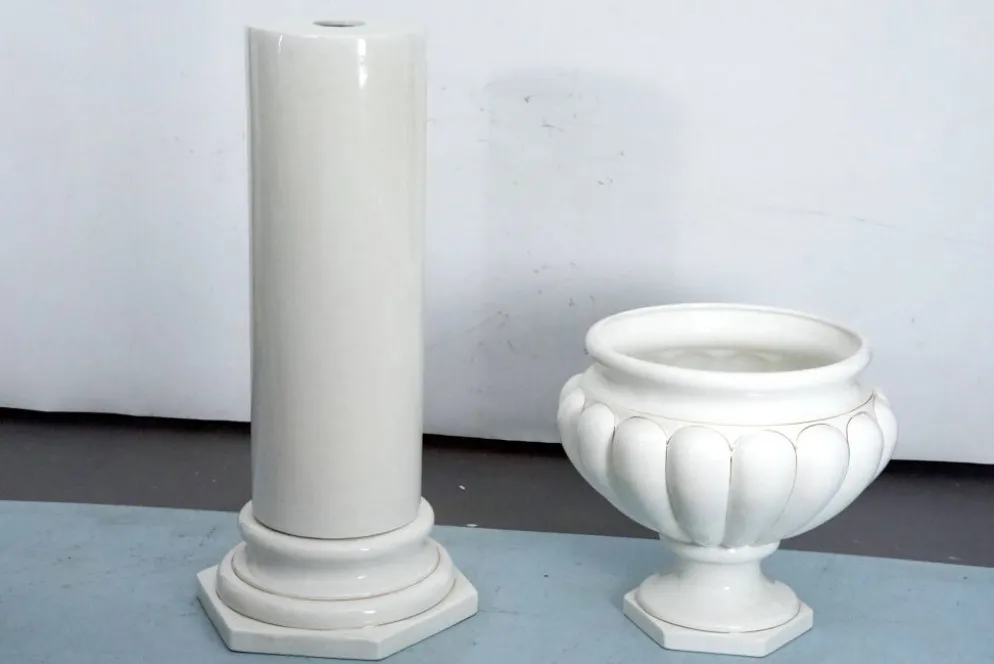 Vase et colonne surdimensionnés en céramique blanche de Tommaso Barbi, Italie 1970