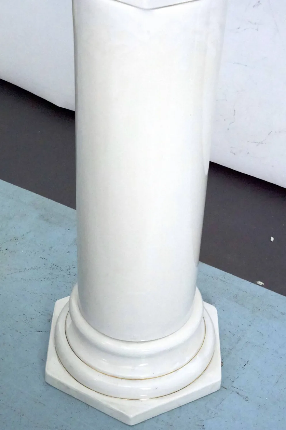 Vase et colonne surdimensionnés en céramique blanche de Tommaso Barbi, Italie 1970