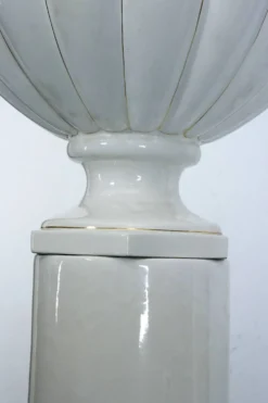 Vase et colonne surdimensionnés en céramique blanche de Tommaso Barbi, Italie 1970