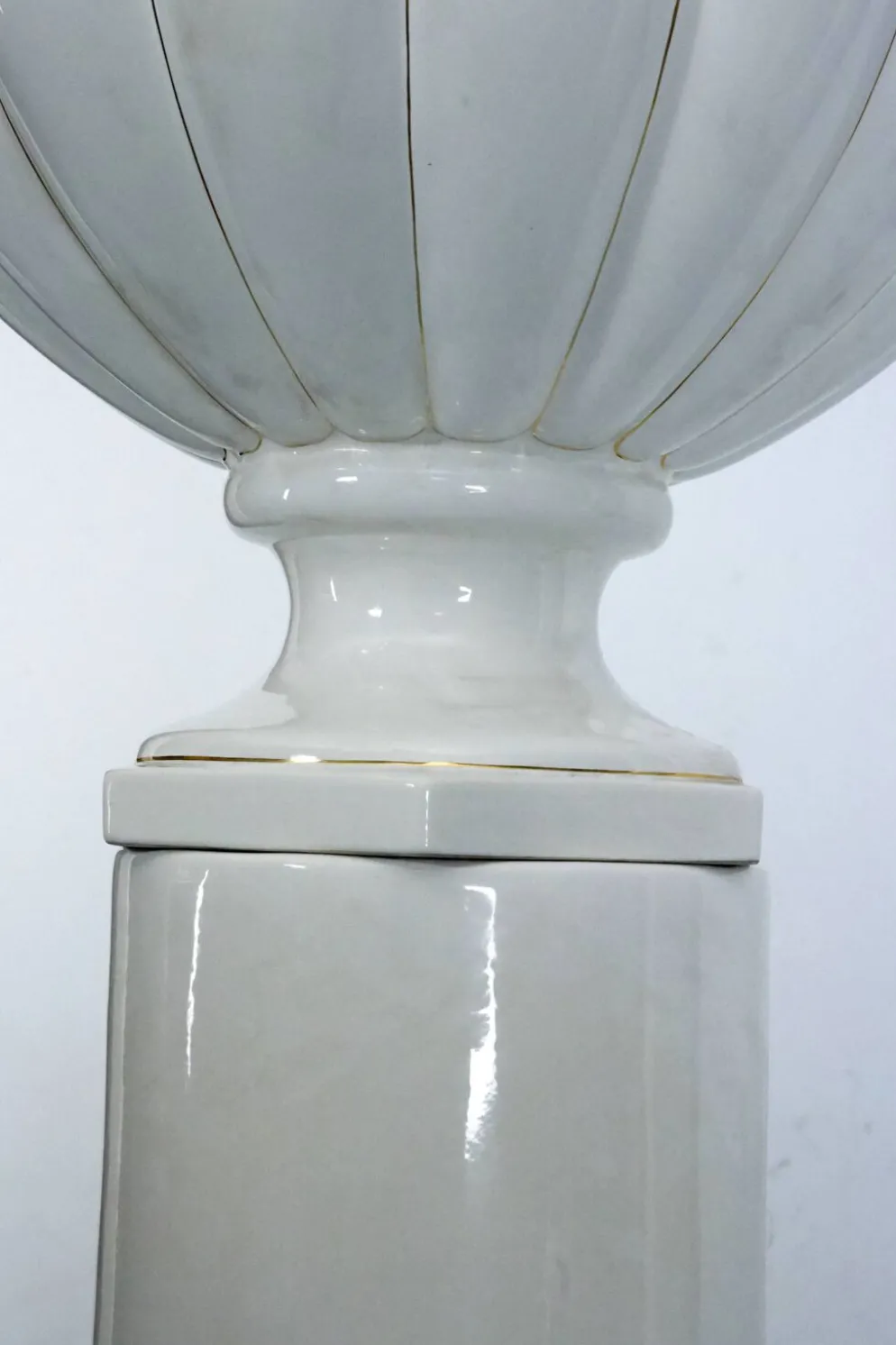 Vase et colonne surdimensionnés en céramique blanche de Tommaso Barbi, Italie 1970