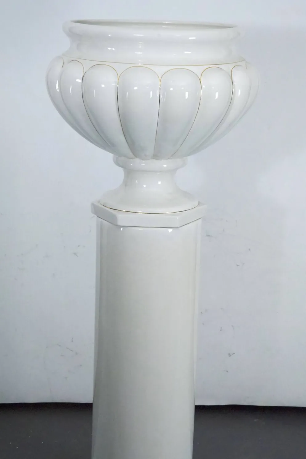 Vase et colonne surdimensionnés en céramique blanche de Tommaso Barbi, Italie 1970