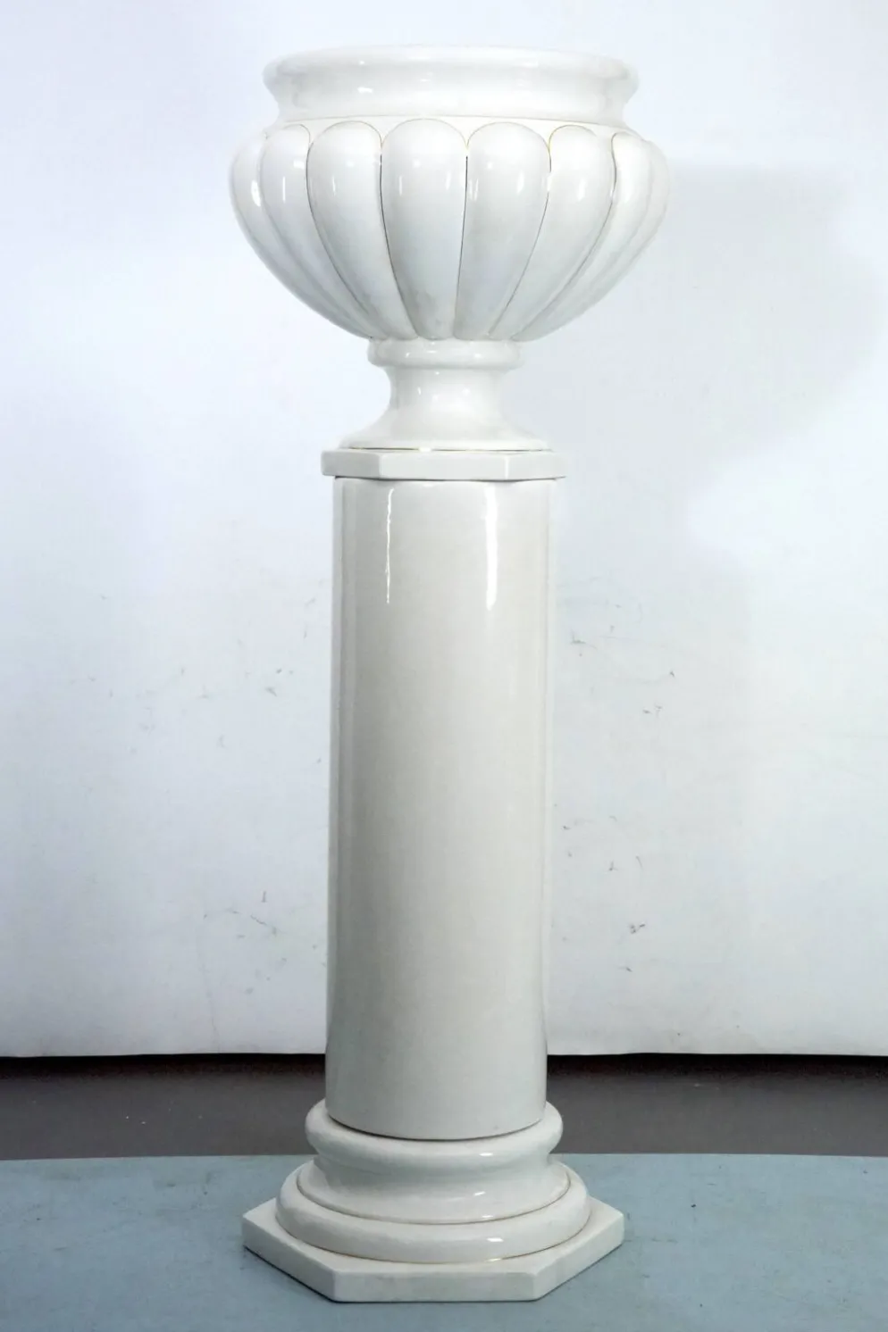 Vase et colonne surdimensionnés en céramique blanche de Tommaso Barbi, Italie 1970
