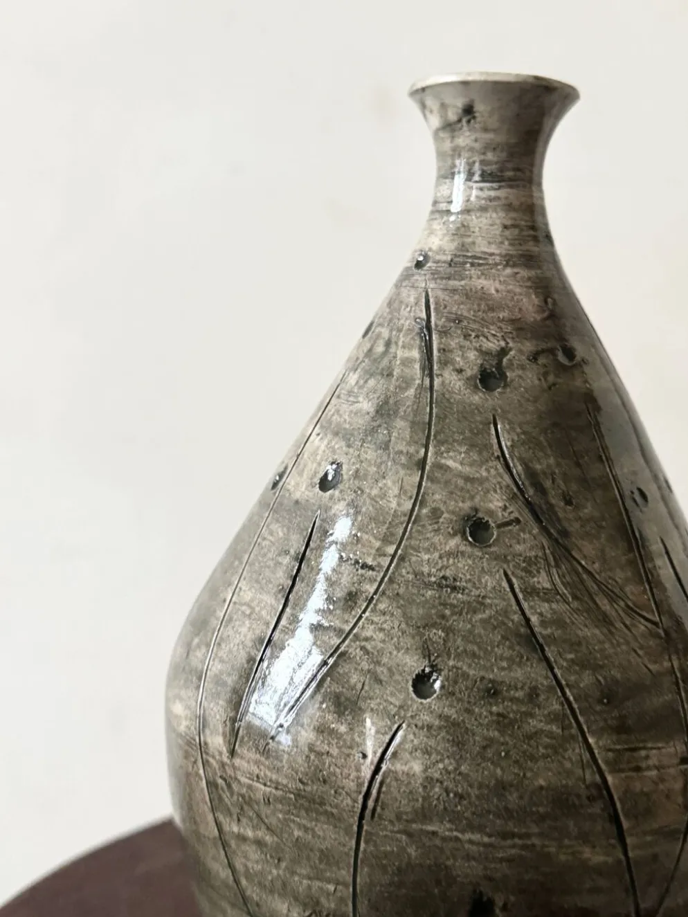 Vase japandi en céramique émaillée et incisée signé au tampon