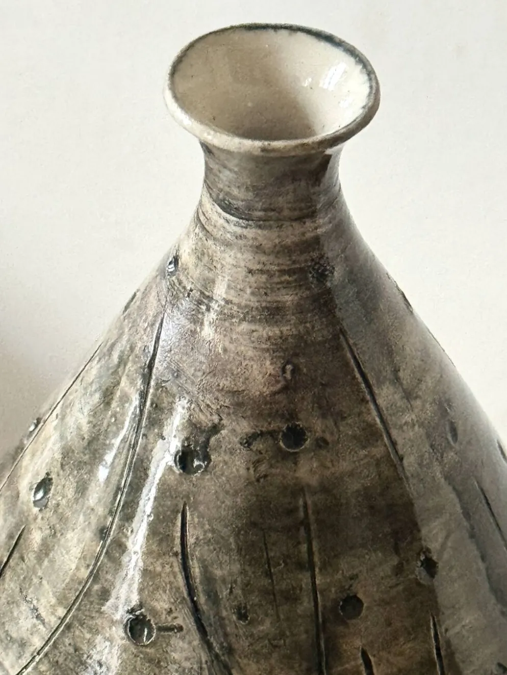Vase japandi en céramique émaillée et incisée signé au tampon