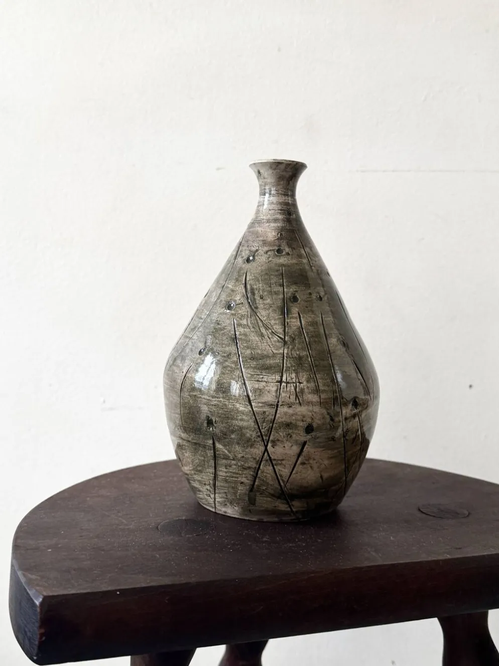 Vase japandi en céramique émaillée et incisée signé au tampon