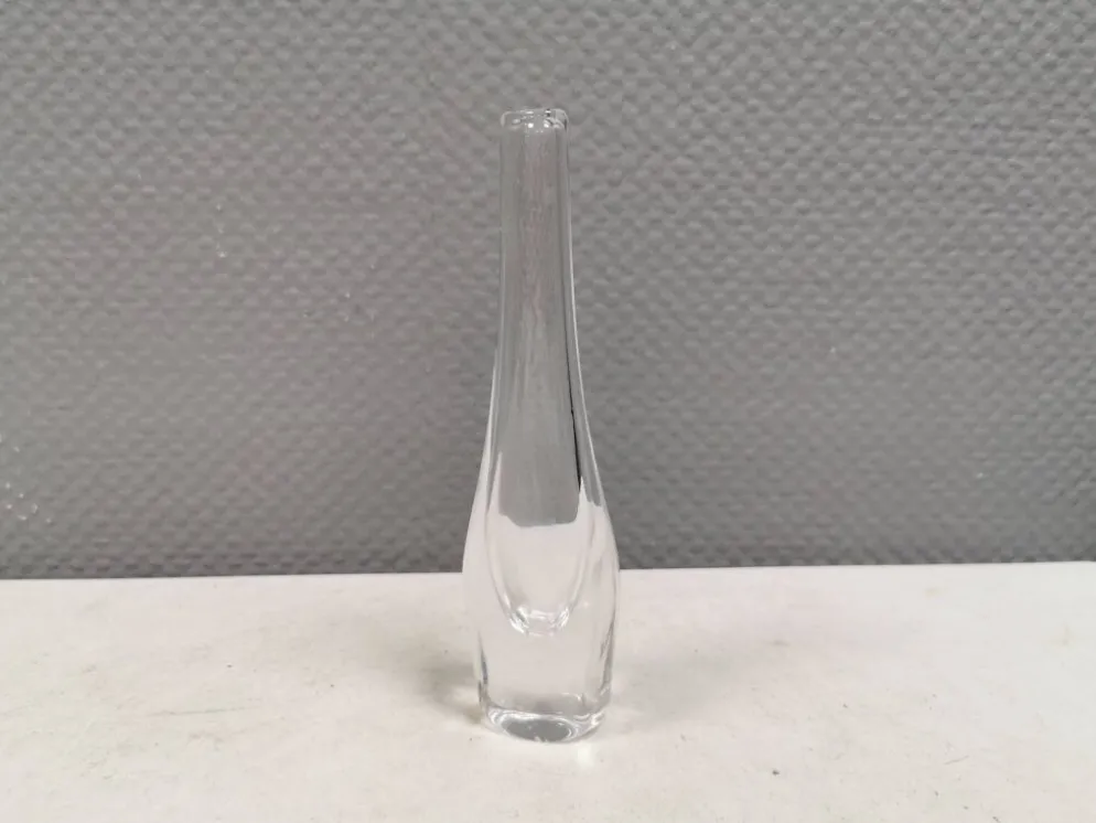 Vase mince transparent en verre cristal d'Örrefors Suède des années 1980.