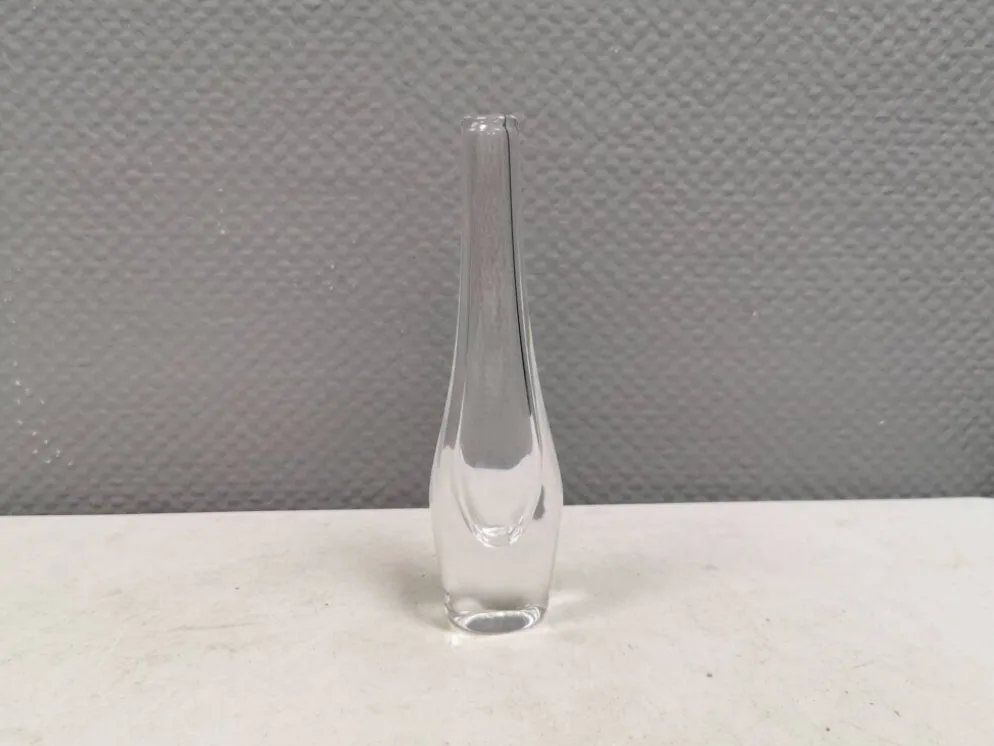 Vase mince transparent en verre cristal d'Örrefors Suède des années 1980.