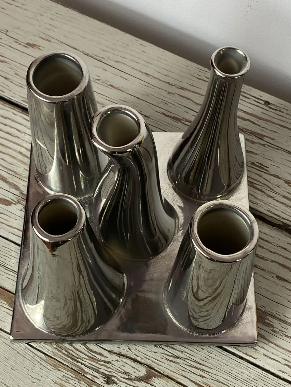 Vase multitubes asymétriques sur socle en céramique argentée, 1970