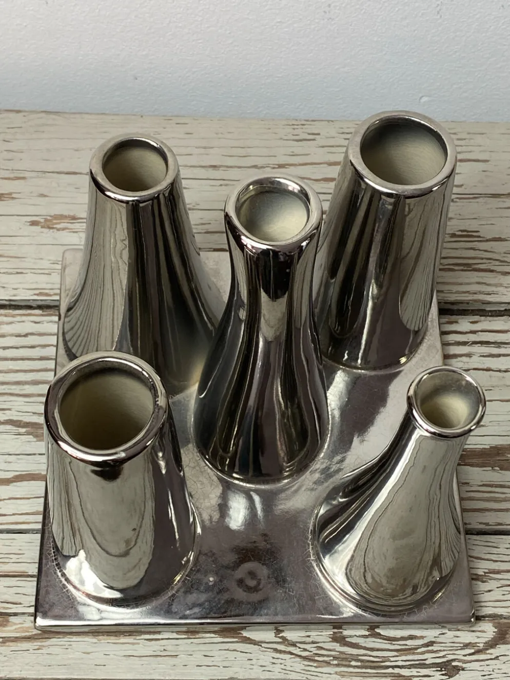 Vase multitubes asymétriques sur socle en céramique argentée, 1970