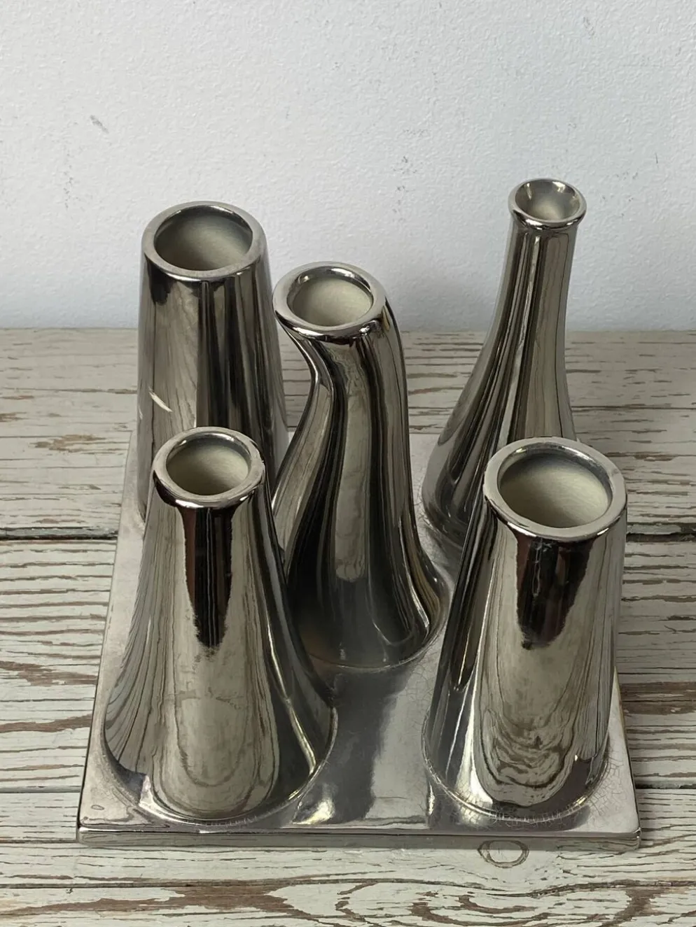 Vase multitubes asymétriques sur socle en céramique argentée, 1970
