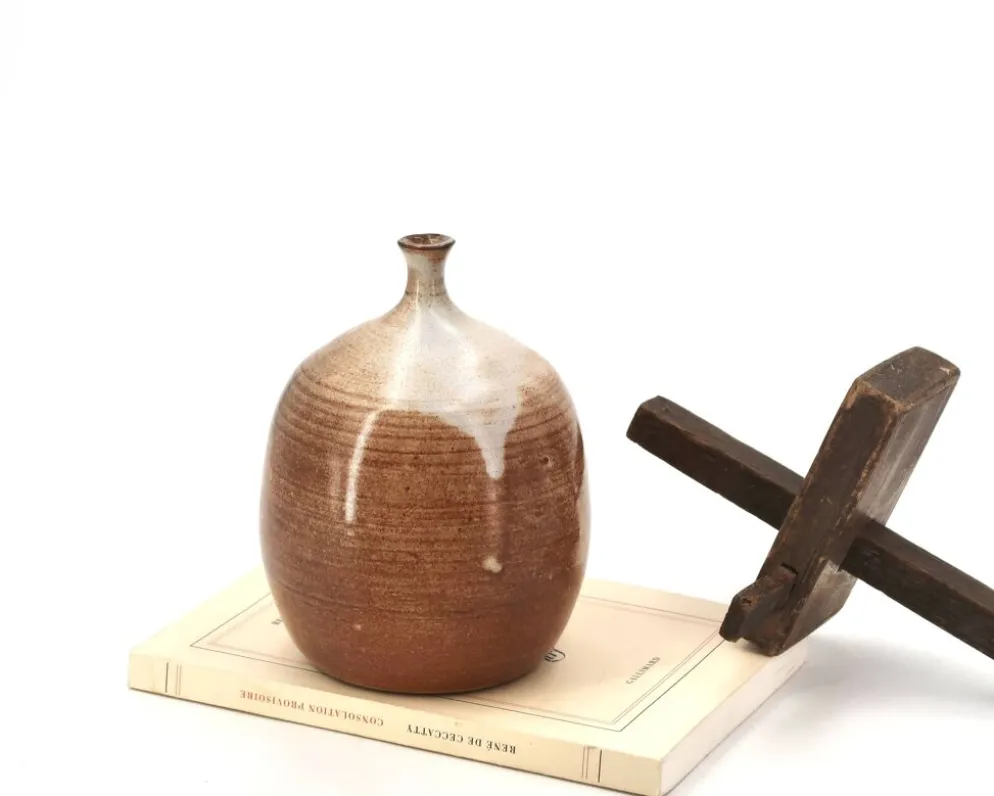 Vase ovoïde à petit col en céramique marron beige et coulures blanches