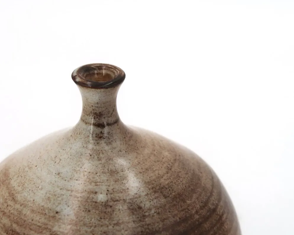 Vase ovoïde à petit col en céramique marron beige et coulures blanches