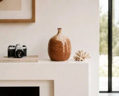 Vase ovoïde à petit col en céramique marron beige et coulures blanches