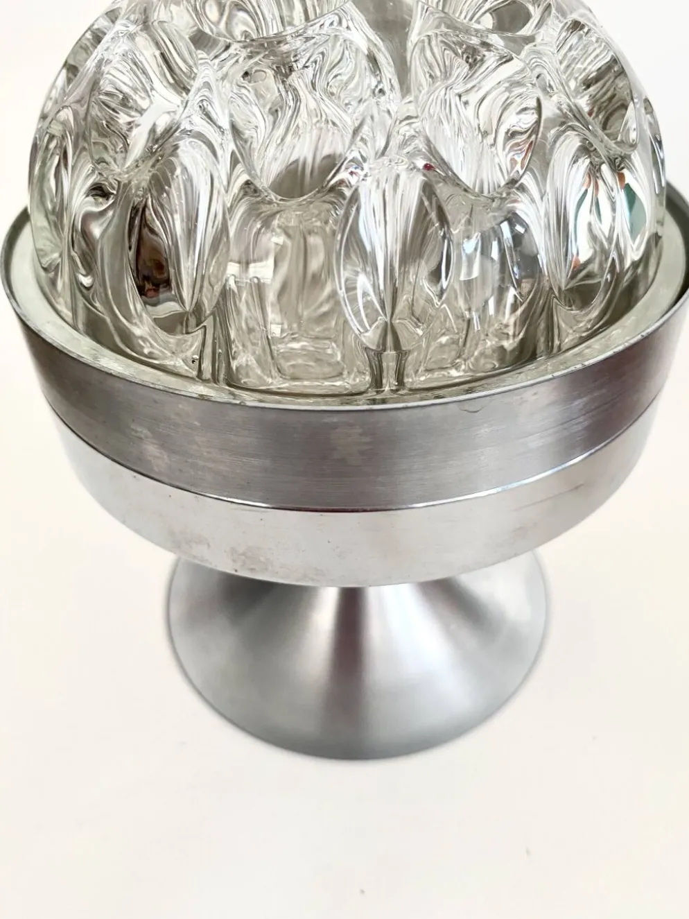 Vase pique-fleurs, support métal années 80