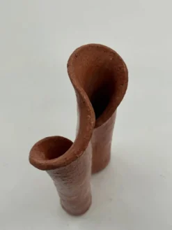 Vase sculptural en céramique d’atelier, terracotta à double bec