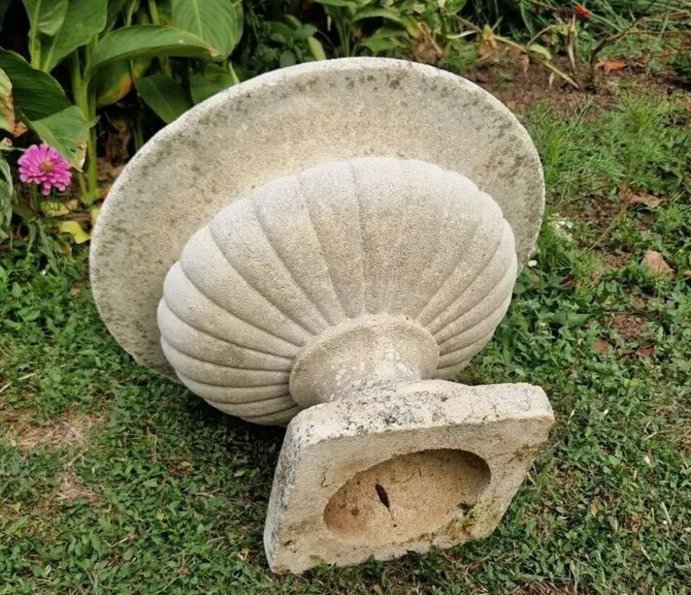Vases Médicis en pierre reconstituée. XXe