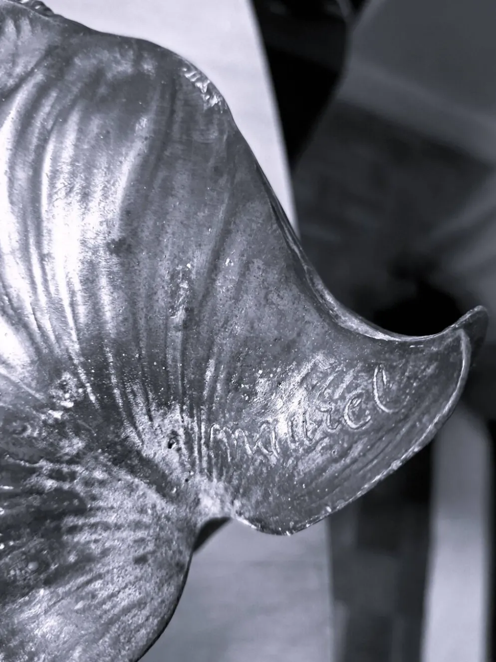 Vase soliflore , de style Art nouveau, motif arum/calla et visages féminins