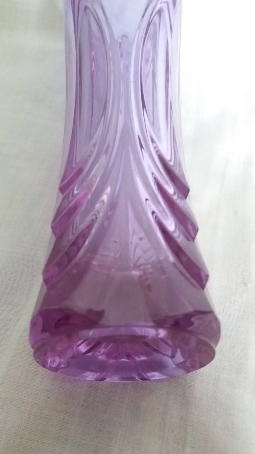 Vase soliflore en cristal violet mauve ciselé, Cristal d’Arques