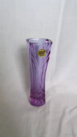 Vase soliflore en cristal violet mauve ciselé, Cristal d’Arques