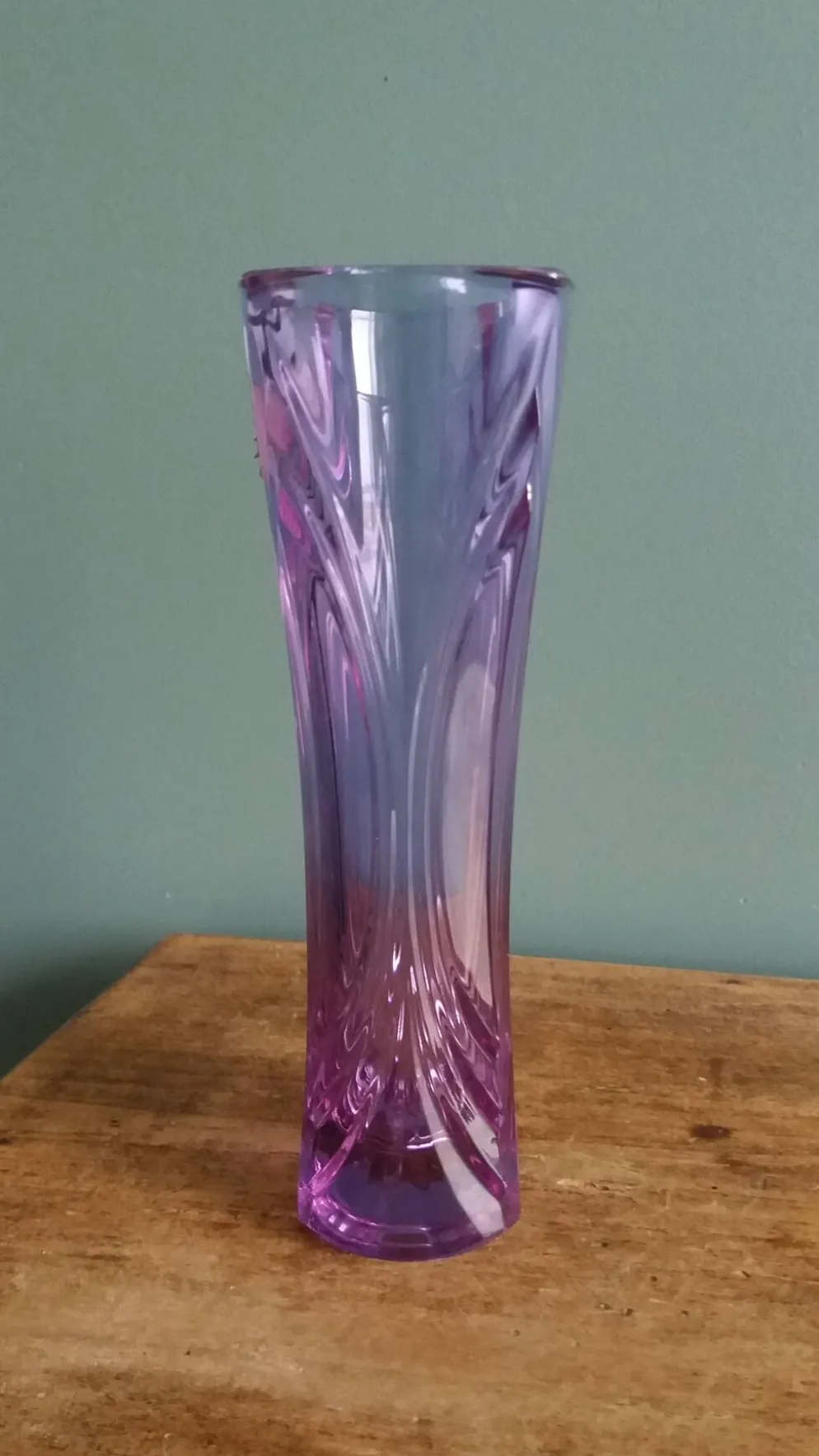 Vase soliflore en cristal violet mauve ciselé, Cristal d’Arques