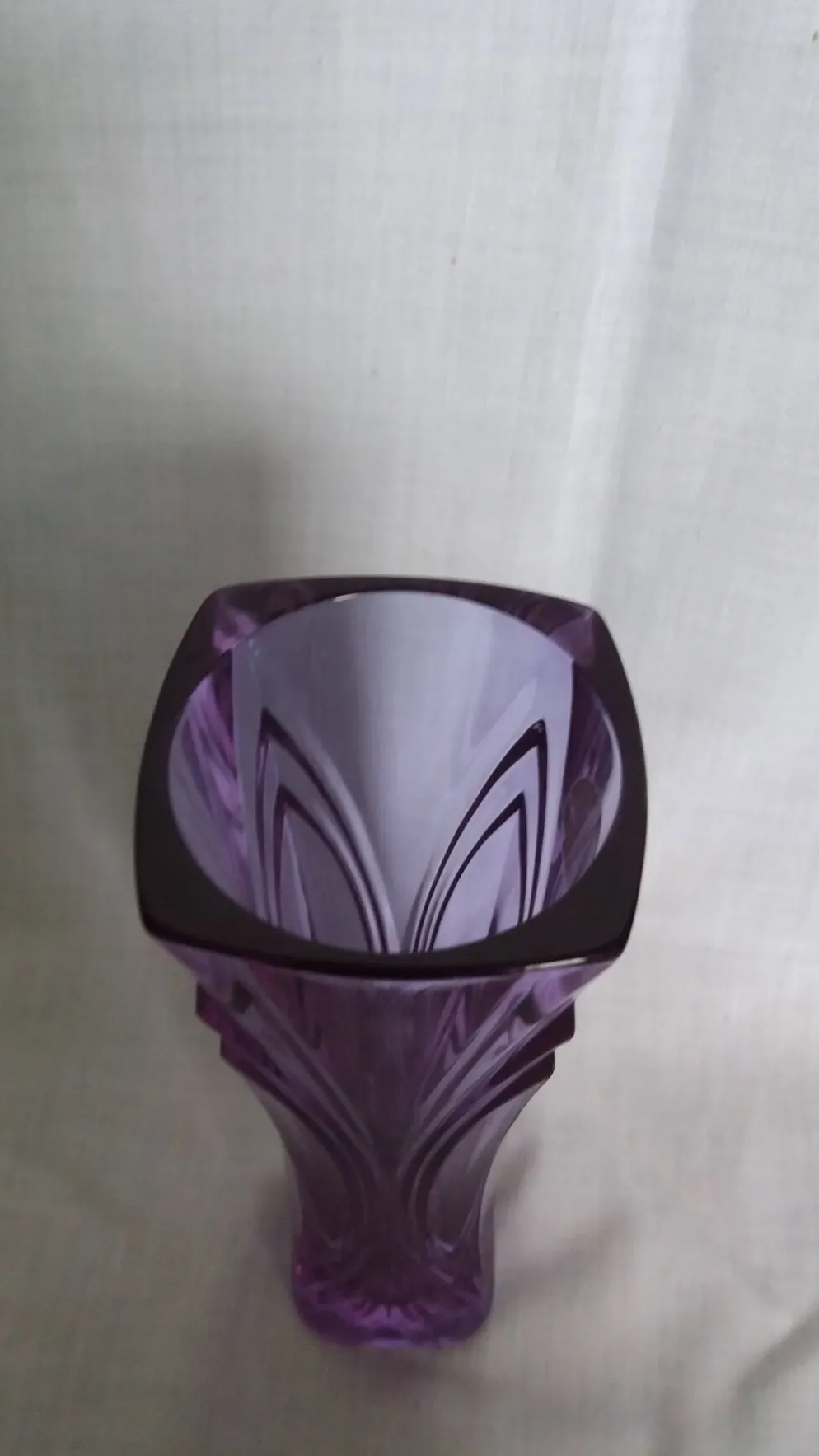 Vase soliflore en cristal violet mauve ciselé, Cristal d’Arques