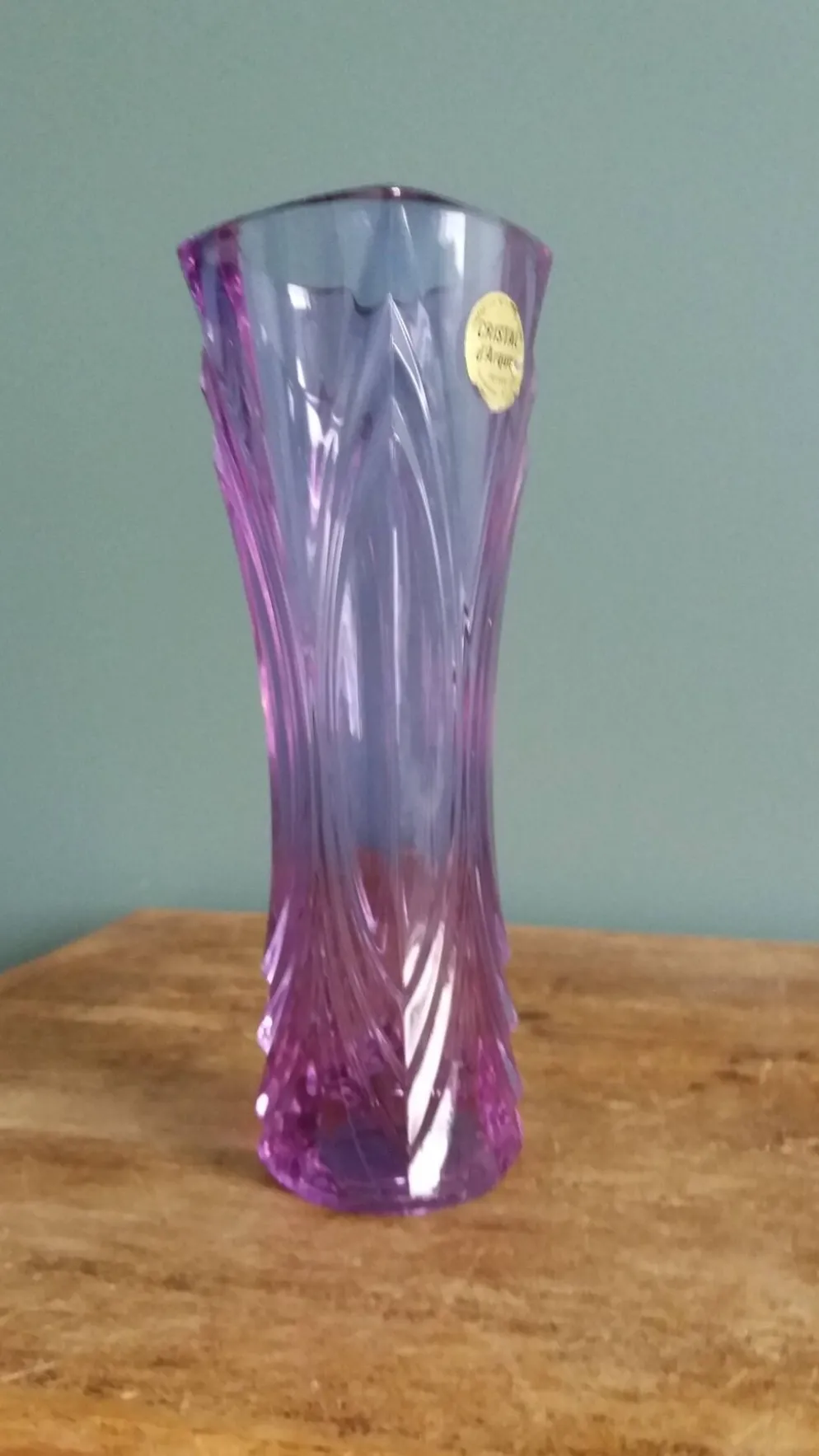 Vase soliflore en cristal violet mauve ciselé, Cristal d’Arques