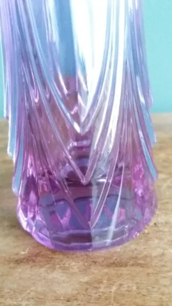 Vase soliflore en cristal violet mauve ciselé, Cristal d’Arques