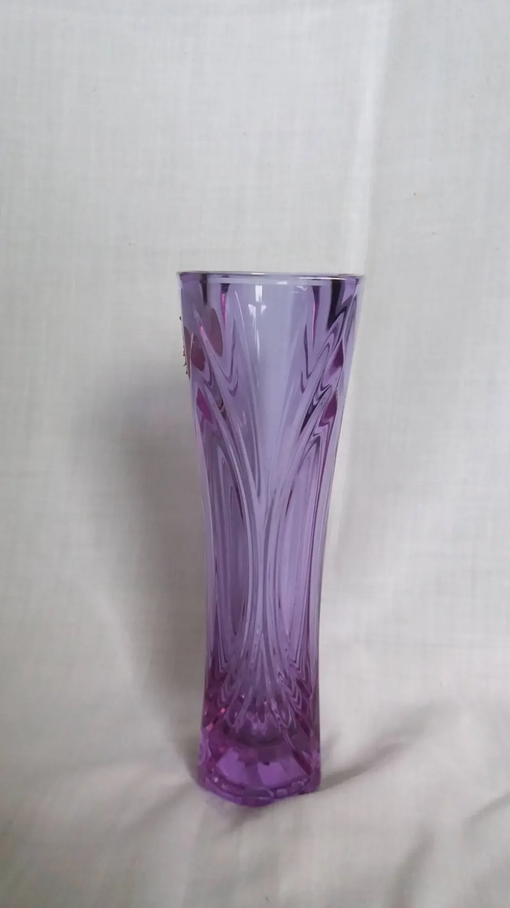 Vase soliflore en cristal violet mauve ciselé, Cristal d’Arques