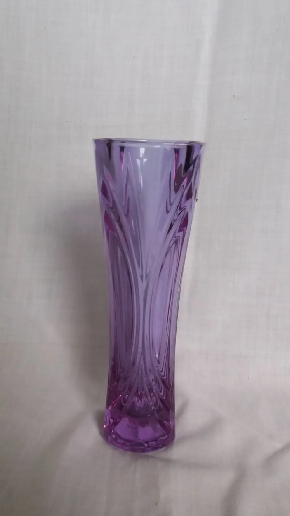 Vase soliflore en cristal violet mauve ciselé, Cristal d’Arques