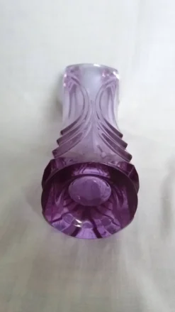 Vase soliflore en cristal violet mauve ciselé, Cristal d’Arques