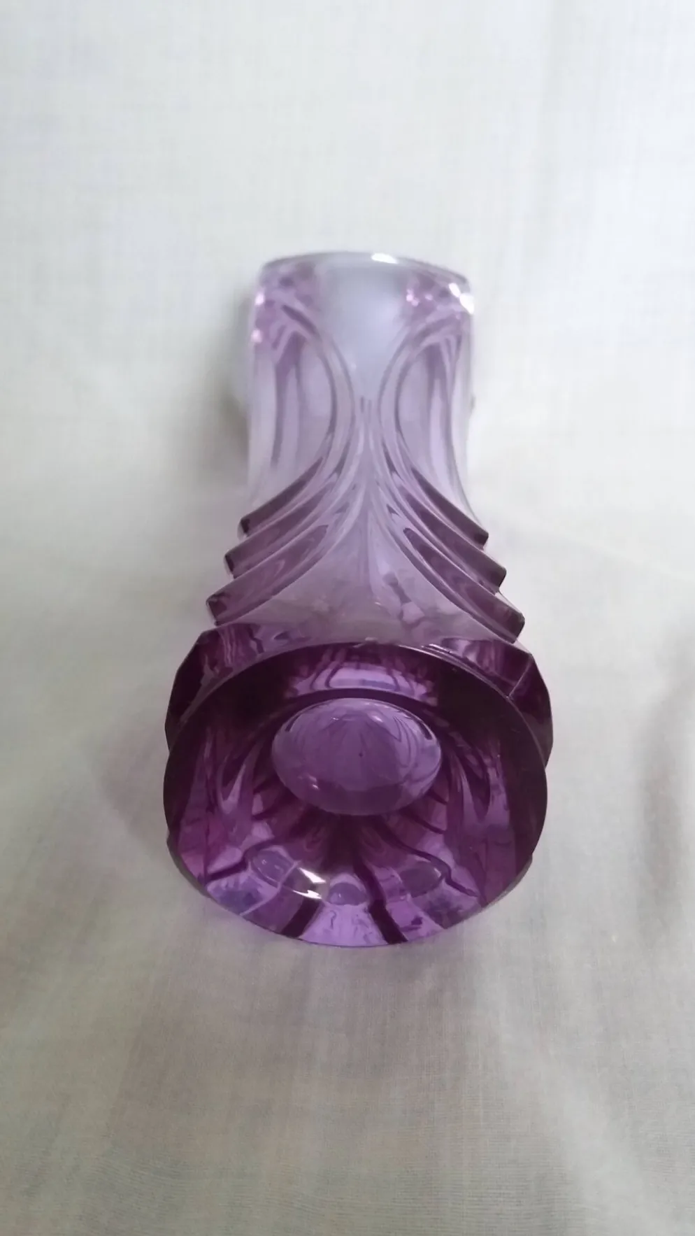 Vase soliflore en cristal violet mauve ciselé, Cristal d’Arques