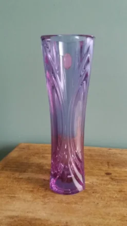 Vase soliflore en cristal violet mauve ciselé, Cristal d’Arques