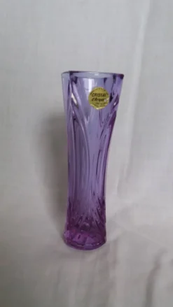 Vase soliflore en cristal violet mauve ciselé, Cristal d’Arques